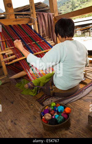 Ost Bhutan, Lhuentse, Khoma Dorf, Handwerk, Frau Handweberei Kishuthara Seidentuch Stockfoto