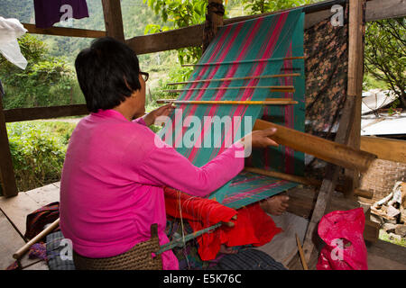 Ost Bhutan, Lhuentse, Khoma Dorf, Handwerk, Frau Handweberei Seidentuch Kishuthara am Webstuhl Stockfoto