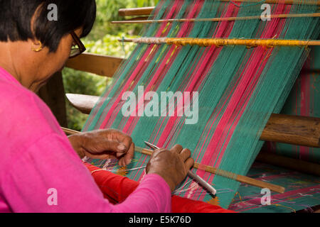 Ost Bhutan, Lhuentse, Khoma Dorf, Handwerk, Frau Handweberei Seidentuch Kishuthara am Webstuhl Stockfoto