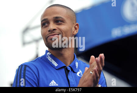 Gelsenkirchen, Deutschland. 3. August 2014. Schalke neuer Spieler Sidney Sam auf der Bühne während das Rahmenprogramm der Schalke-Cup vor der Veltins-Arena in Gelsenkirchen, Deutschland, 3. August 2014. Foto: Matthias Balk/Dpa/Alamy Live News Stockfoto