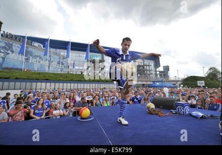 Gelsenkirchen, Deutschland. 3. August 2014. Schalke Sinan Öztürk führt auf der Bühne während das Rahmenprogramm der Schalke-Cup Spiele, Test auf Schalke Day vor der Veltins-Arena in Gelsenkirchen, Deutschland, 3. August 2014. Foto: Matthias Balk/Dpa/Alamy Live News Stockfoto