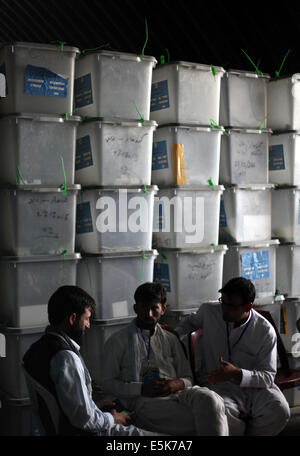 Kabul, Afghanistan. 3. August 2014. Afghanische Wahlbeobachter sitzen neben Wahlurnen vor der Zählung an einem Lagerort der unabhängigen Wahl Commission (IEC) in Kabul, Afghanistan, 3. August 2014. Die IEC am Sonntag fortgesetzt der Auditierung der Präsidentschaftswahl Stichwahl Wahl Stimmen nach vier Aufhängungen, da der Prozess am 17. Juli begann. © Ahmad Massoud/Xinhua/Alamy Live-Nachrichten Stockfoto