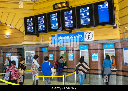 Melbourne Australien, Flinders Street Station, Bahnhof, Metro, Kundenservice, Fenster, Linie, Warteschlange, Hilfe, Ticket, Fahrplan, AU140322022 Stockfoto