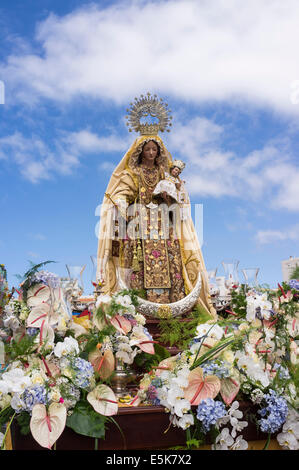 San Juan, Teneriffa, Kanarische Inseln, Spanien. 3. August 2014. Die Nuestra Señora del Carmen und San Juan Bautista Bildnissen werden in den Hafen gebracht und verladen auf Angelboote/Fischerboote für eine maritime Prozession, begleitet von einer Armada von Booten, um benachbarte Fischerdörfer im Rahmen des jährlichen Fiesta in Playa San Juan, Teneriffa, Kanarische Inseln, Spanien zu besuchen. Bildnachweis: Phil Crean A/Alamy Live-Nachrichten Stockfoto