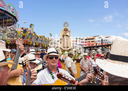 San Juan, Teneriffa, Kanarische Inseln, Spanien. 3. August 2014. Die Nuestra Señora del Carmen und San Juan Bautista Bildnissen werden in den Hafen gebracht und verladen auf Angelboote/Fischerboote für eine maritime Prozession, begleitet von einer Armada von Booten, um benachbarte Fischerdörfer im Rahmen des jährlichen Fiesta in Playa San Juan, Teneriffa, Kanarische Inseln, Spanien zu besuchen. Bildnachweis: Phil Crean A/Alamy Live-Nachrichten Stockfoto