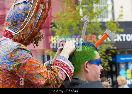 Künstlerische Friseure und Straßentheater-Darsteller, Pulsipher Stockton International Riverside Festival, Stockton on Tees. UK Stockfoto