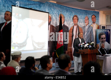 Kabul, Afghanistan. 3. August 2014. Nasrullah Baryali Baryalai (3. R), Mitglied des afghanischen Präsidentschaftskandidaten Abdullah Abdullah das Wahlkampfteam, spricht auf einer Pressekonferenz in Kabul, Afghanistan, 3. August 2014. Das Team der afghanische Präsidentschaftskandidat Abdullah Abdullah am Sonntag vorgeworfen, Zweiter Vizepräsident Mohammad Karim Khalili des Abstellgleises mit Abdullahs Gegner im Rennen Ashraf Ghani Ahmadzai und Beteiligung an Wahlbetrug. Bildnachweis: Ahmad Massoud/Xinhua/Alamy Live-Nachrichten Stockfoto