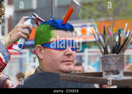 Künstlerische Friseure und Straßentheater-Darsteller, Pulsipher Stockton International Riverside Festival, Stockton on Tees. UK Stockfoto