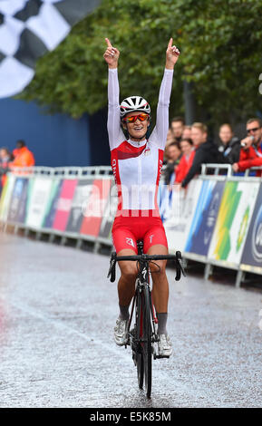 GLASGOW, Schottland - AUGUST 03: Lizzie Armistead England gewinnt die Frauen Radsport Straßenrennen tagsüber 11 der 20. Commonwealth Games auf der Glasgow Straßenkurs am 3. August 2014 in Glasgow, Schottland. Bildnachweis: Roger Sedres/Alamy Live-Nachrichten Stockfoto