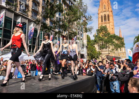 Melbourne Australien, Swanston Street, City Square, Festival, Lord Mayor's Student Welcome, Modenschau, Start- und Landebahn, Frau weibliche Frauen, Modell, Posen, auffällige POS Stockfoto