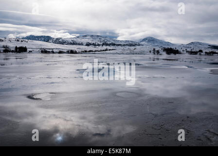 Blick über Loch Rannoch, Loch Raineach, im Winter, Schottland. Stockfoto