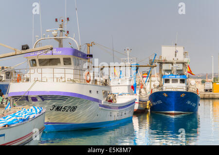 Große spanische Fischerboote vertäut im Hafen von Caleta de Valez Spanien Stockfoto
