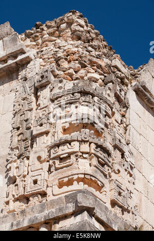 Detail einer Ecke im Nummery Viereck von Uxmal. Die reichen Schnitzereien von der Ecke des Gebäudes. Stockfoto