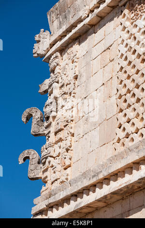 Detail einer Ecke im Nonnenkloster Viereck von Uxmal. Die reichen Schnitzereien von der Ecke des Gebäudes. Nase sehr sichtbar. Stockfoto