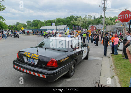 Ontario Provincial Police Officers direkte Zugriffe während der "Freitag der dreizehnte" Motorrad-Rallye im Hafen Dover, Ontario, Kanada. Stockfoto