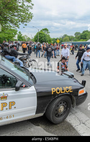 Ontario Provincial Police Officers direkte Zugriffe während der "Freitag der dreizehnte" Motorrad-Rallye im Hafen Dover, Ontario, Kanada. Stockfoto