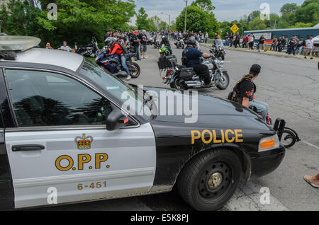 Ontario Provincial Police Officers direkte Zugriffe während der "Freitag der dreizehnte" Motorrad-Rallye im Hafen Dover, Ontario, Kanada. Stockfoto