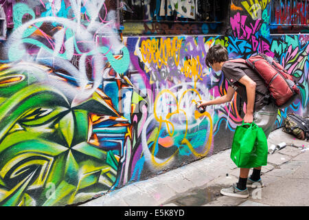 Melbourne Australien, Hosier Lane, Stadtkunst, Wandbilder, Graffiti, Teenager Teenager Teenager Jungen Jungen, männliche Kinder Kinder Kinder Jugendliche Jugendliche Jugendliche Jugendliche Stockfoto