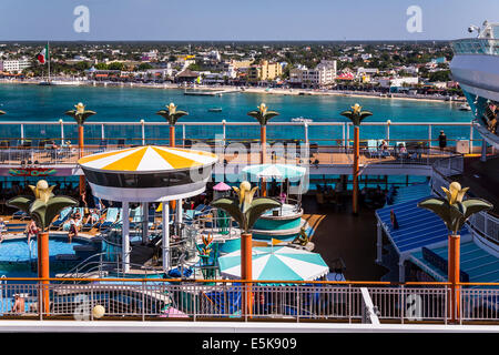 Das Pool-Deck von der Norwegian Dawn Kreuzfahrtschiff im Hafen von Cozumel, Mexiko. Stockfoto