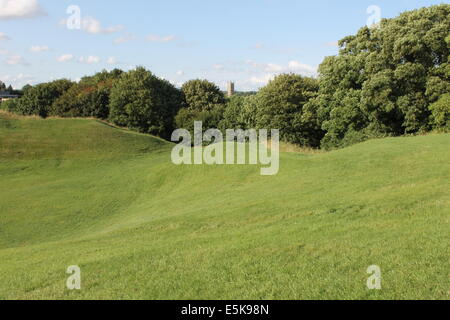 Römischen Amphitheater und St. Johannes der Täufer Kirche Turm, Cirencester, Gloucestershire, England, UK Stockfoto