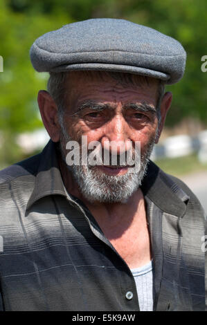 Ein älterer bärtiger Mann mit grauer, flacher Kappe blickt mit verwittertem Blick nach vorne, unerkannter Zustand von Berg-Karabach Stockfoto