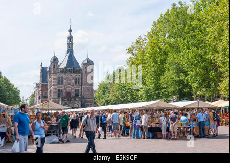 "Brink" Plaza des Buchmarktes überfüllt mit Menschen mit dem berühmten und historischen Gebäude "Waag" im Hintergrund. Stockfoto