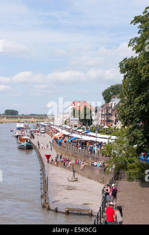 DEVENTER, NIEDERLANDE - 3. AUGUST 2014. Einen langen Streifen von Buch Ständen überfüllt mit Menschen entlang des Flusses. Stockfoto