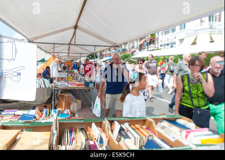 DEVENTER, NIEDERLANDE - 3. AUGUST 2014. Der Boulevard der Deventer Büchermarkt überfüllt mit Menschen und Buch Ständen. Stockfoto