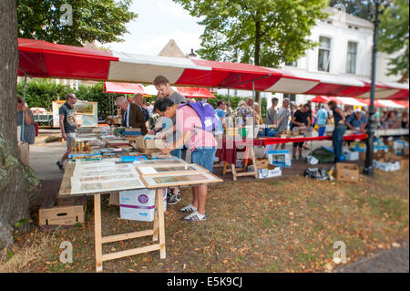 DEVENTER, NIEDERLANDE - 3. AUGUST 2014. Der Boulevard, überfüllt mit Menschen, die scheuern die Buch-Stände. Stockfoto