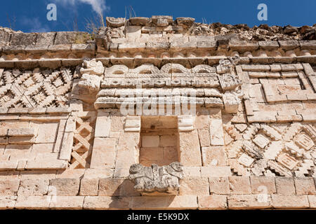 Details aus einer Fassade im Nonnenkloster Viereck. Ein leeres Fenster bildet den Fokus für diesen Aufstand der Stein Dekoration. Stockfoto