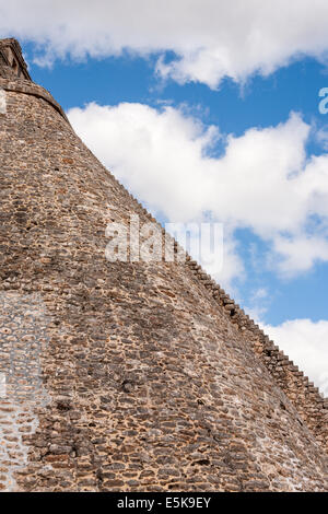 Der lange Flug der Treppe. Die lange steile Treppe an der Vorderseite der Pyramide des Zauberers scheinen ins unendliche erstrecken. Stockfoto