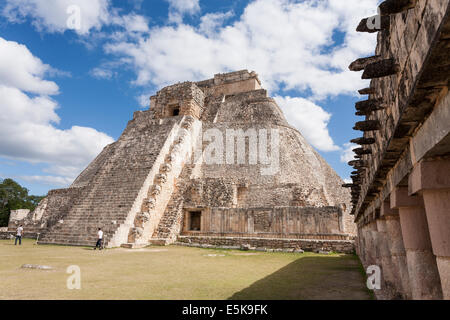 Treppen auf der Rückseite der Pyramide des Zauberers. Steile Treppen führen hinauf zu den zeremoniellen Tempel Kammern in dieser Masse hoch Stockfoto