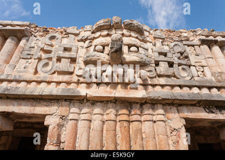 Detail einer Chaac-Maske auf der Fassade. Eine riesige Chaac-Maske Schnitzerei ist an der vorderen Fassade des Palastes enthalten. Stockfoto