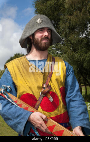 Bogenschützen in Beeston, Keshire, Großbritannien August, 2014. Bowman beim Medieval Knights Tournament, das auf Beeston Castle in der englischen Stadt Keshire stattfindet. Die Historia Normannist eine frühmittelalterliche Nachstellergruppe aus dem 12.. Jahrhundert, die Teams von hochqualifizierten Rittern, die sich mit einem Kettendienst und Adrenalin anfeuerten, um sich mit einem Schild und einem Club auf der English Heritage Site zu treffen. Stockfoto