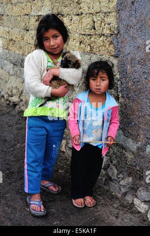 Schwestern - traditionelles Haus in Cruzpata - CHACHAPOYAS. Abteilung von Amazonas. Peru Stockfoto