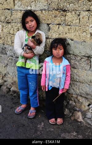 Schwestern - traditionelles Haus in Cruzpata - CHACHAPOYAS. Abteilung von Amazonas. Peru Stockfoto