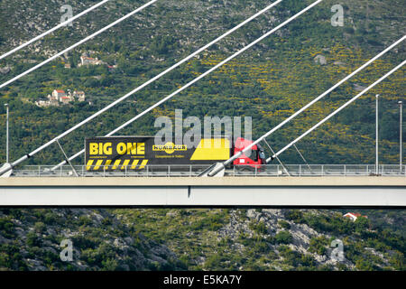 Nahaufnahme eines GROSSEN Wohnwagens und Lastwagens auf der Franjo Tudjman Straßenbrücke über die Rijeka Dubrovacka Wasserstraße Hafen von Dubrovnik Gruz Dalmatien Stockfoto