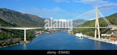 Panoramablick auf der Franjo Tudjman Brücke überqueren Rijeka Dubrovacka Wasserstraße an der Kreuzung mit der Hafen von Dubrovnik Stockfoto