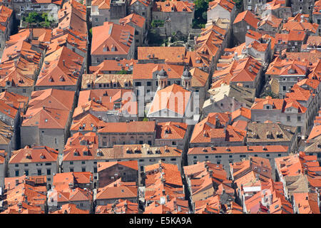 Blick hinunter auf den Dächern innerhalb der ummauerten Stadt Dubrovnik vom Berg Srd Stockfoto