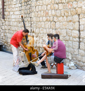 Trio Gruppe von männlichen Straßenmusikern Musiker Einrichtung Musikinstrumente auf dem Bürgersteig in touristischen Bereich von Dubrovnik Kroatien Dalmatien Adria Stockfoto