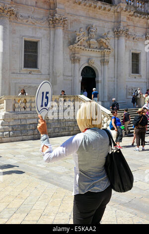 Der Reiseleiter hält die Flagge der Kreuzfahrt-Tour vor der Kirche St. Vlaho (Saint Blaise) Luza Square Dubrovnik Croatia Dalmatia Adria Stockfoto