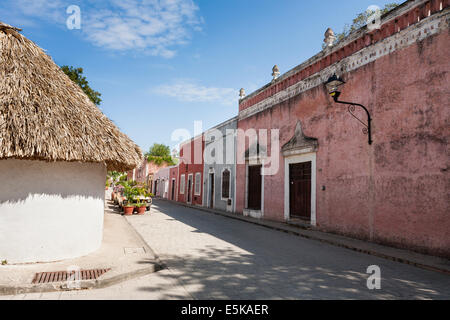 Ruhige Seitenstraße von Valladolid. Einen ruhigen Sonntag Nachmittag auf dem Kopfsteinpflaster in der Nähe der Convento. Valladolid, Yucatan, Mexiko Stockfoto