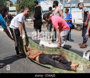 Rafah, Gaza-Streifen, Palästinensische Gebiete. 2. August 2014. Palästinensische Männer tragen einen verletzten Mann nach einem israelischen Militärschlag auf einer UN-Schule in Rafah im südlichen Gazastreifen am 3. August 2014. Mindestens 10 Menschen starben an einem frischen Streik auf einer UN-Schule im südlichen Gazastreifen die Palästinenser von einem israelischen Militäroffensive verdrängt bergende war, Sanitäter sagte Credit: Ashraf Amra/APA Bilder/ZUMA Draht/Alamy Live News Stockfoto