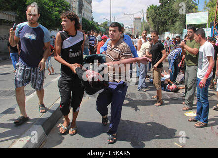 Rafah, Gaza-Streifen, Palästinensische Gebiete. 2. August 2014. Palästinensische Männer tragen einen verletzten Mann nach einem israelischen Militärschlag auf einer UN-Schule in Rafah im südlichen Gazastreifen am 3. August 2014. Mindestens 10 Menschen starben an einem frischen Streik auf einer UN-Schule im südlichen Gazastreifen die Palästinenser von einem israelischen Militäroffensive verdrängt bergende war, Sanitäter sagte Credit: Ashraf Amra/APA Bilder/ZUMA Draht/Alamy Live News Stockfoto