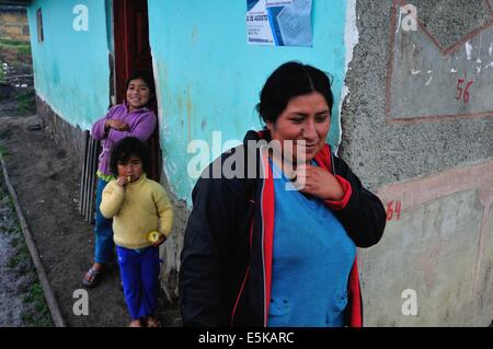 Familie - traditionelles Haus in Cruzpata - CHACHAPOYAS. Abteilung von Amazonas. Peru Stockfoto