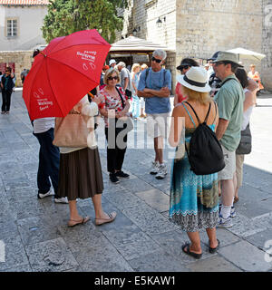 Dubrovnik Kroatien Spaziergang Reiseleiter mit einer kleinen Gruppe von Männern und Frauen Touristen im Schatten an einem sehr heißen Sommertag Dalmatien Adria Stockfoto