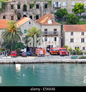 Perast Dorf direkt am Wasser Feuerwache mit alten und modernen roten Feuerwehrauto an der Bucht von Kotor in Montenegro geparkt Stockfoto