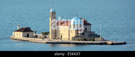 Touristen, die Unsere Liebe Frau von den Felsen auf einer künstlichen Insel in der Bucht von Kotor Montenegro Europa Stockfoto