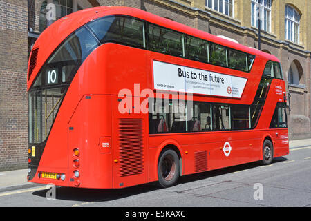 Mayor of London Werbeplakat auf der Seite des neuen roten Doppeldeckerbusses Boris routemaster, der seine technologischen Vorteile in England verkündet Stockfoto