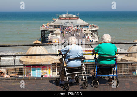 Zwei ältere Damen ruhen und genießen den Blick auf Cromer, Norfolk, England, U.K Stockfoto